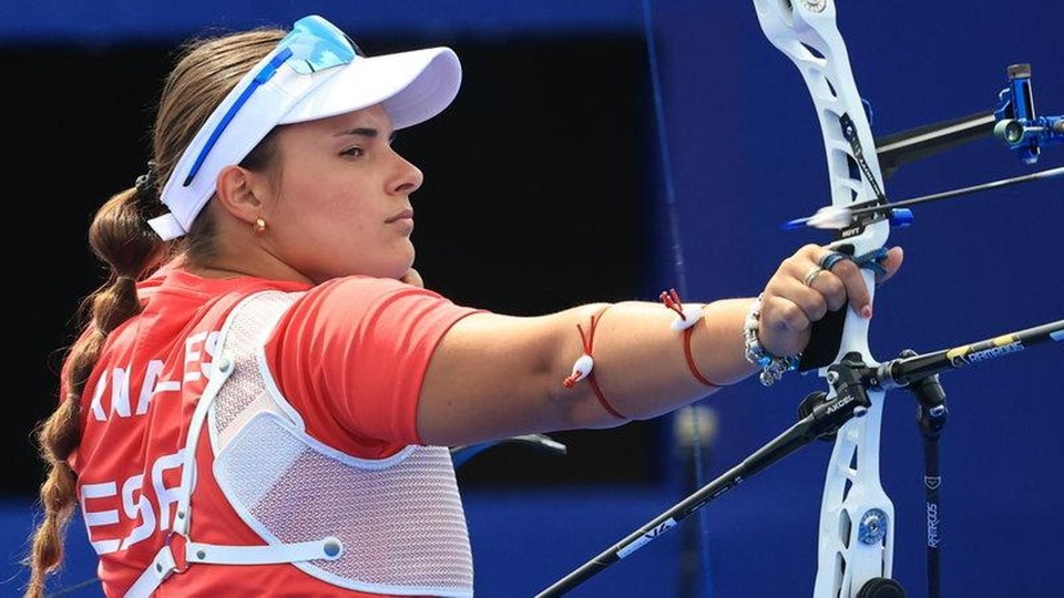 Guía completa del tiro con arco olímpico recurvo: técnica, equipo y entrenamiento